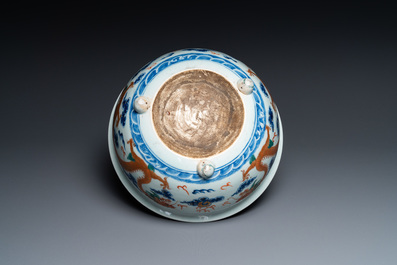 Un br&ucirc;le-parfume en porcelaine de Chine doucai &agrave; d&eacute;cor de dragons, 19&egrave;me