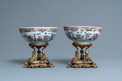 Une paire de bols en porcelaine de Chine famille rose sur socle en bronze dor&eacute; et une chope &agrave; d&eacute;cor mandarin, Qianlong