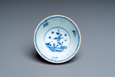 Een Chinese blauw-witte en koperrode kop en schotel, Kangxi