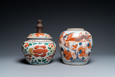 Een Chinese Imari-stijl pot en een wucai dekselkom, Kangxi en Transitie periode