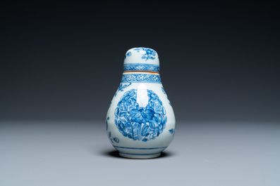 Een Chinese blauw-witte strooier met schroefdop naar Europees zilveren model, Qianlong