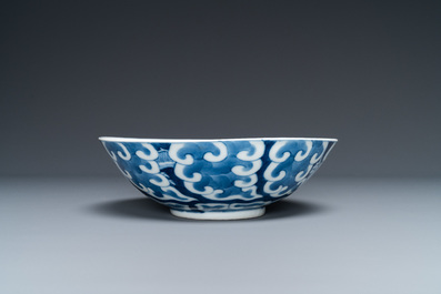 Two Chinese blue and white 'Bleu de Hue' plates and two bowls for the Vietnamese market, 19th C.