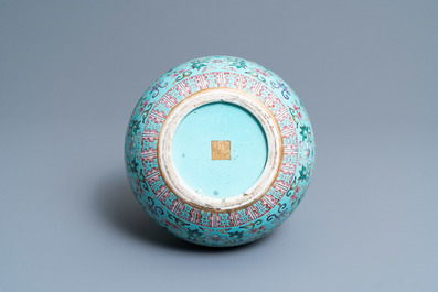 Un vase de forme bouteille en porcelaine de Chine famille rose &agrave; fond turquoise, marque de Qianlong, 19&egrave;me