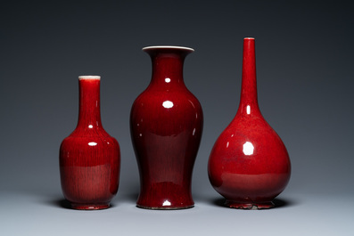 Trois vases en porcelaine de Chine sang de boeuf monochrome, 19/20&egrave;me