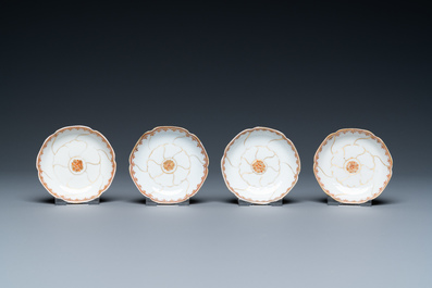 Quatre tasses et soucoupes et une verseuse couverte en porcelaine de Chine en rouge de fer et dor&eacute;, Yongzheng/Qianlong