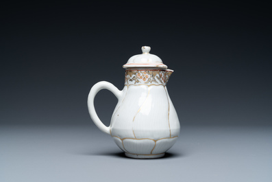 Quatre tasses et soucoupes et une verseuse couverte en porcelaine de Chine en rouge de fer et dor&eacute;, Yongzheng/Qianlong