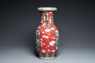 Un vase en porcelaine de Chine famille rose &agrave; fond rouge de rubis, 19&egrave;me