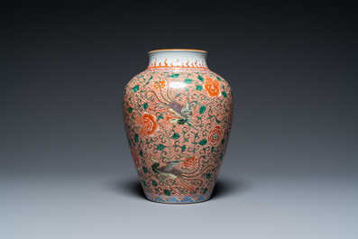 Un vase en porcelaine de Chine wucai &agrave; d&eacute;cor de ph&eacute;nix, 19&egrave;me