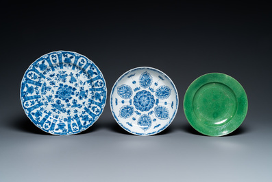 Deux plats en porcelaine de Chine en bleu et blanc et une assiette en vert monochrome, Kangxi