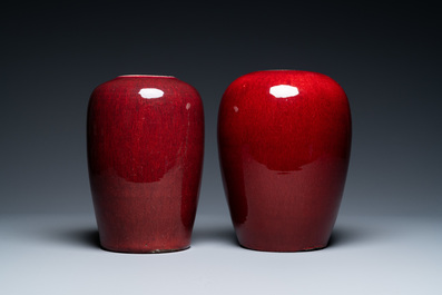 Deux pots en porcelaine de Chine sang de boeuf monochrome, 19&egrave;me