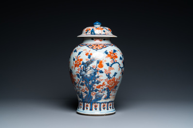 Een Chinese Imari-stijl dekselvaas, Kangxi