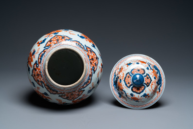 A Chinese Imari-style vase and cover, Kangxi