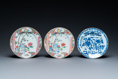 Zes Chinese blauw-witte en famille rose borden en een famille verte kom, Kangxi/Qianlong