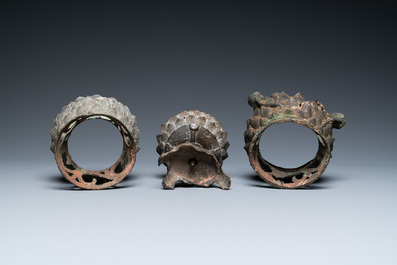 Drie Chinese bronzen lotustronen, Ming