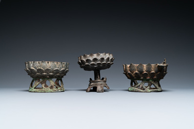 Trois mod&egrave;les de tr&ocirc;nes de lotus en bronze, Chine, Ming