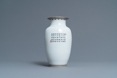 Un vase en porcelaine de Chine coquille d'oeuf &agrave; d&eacute;cor d'un cavalier entour&eacute; de soldats, marque de Qianlong, R&eacute;publique