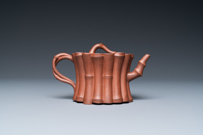 Une th&eacute;i&egrave;re couverte en forme de bambou en gr&egrave;s de Yixing, Chine, Kangxi