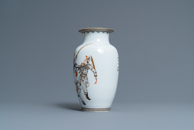 Un vase en porcelaine de Chine coquille d'oeuf &agrave; d&eacute;cor d'un cavalier entour&eacute; de soldats, marque de Qianlong, R&eacute;publique