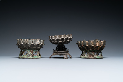 Drie Chinese bronzen lotustronen, Ming