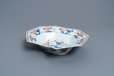 Un plat &agrave; barbe de forme octagonale en porcelaine de Chine de style Imari, Kangxi