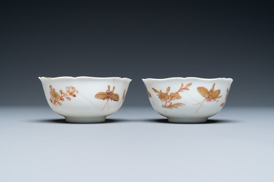 Trois soucoupes et deux tasses en porcelaine de Chine en rouge de fer et dor&eacute; &agrave; d&eacute;cor de papillons, Yongzheng