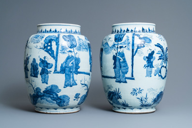 Trois grands vases en porcelaine de Chine en bleu et blanc, &eacute;poque Transition