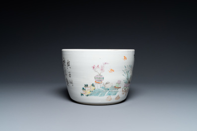 Une jardini&egrave;re en porcelaine de Chine qianjiang cai &agrave; d&eacute;cor d'antiquit&eacute;s, 19/20&egrave;me