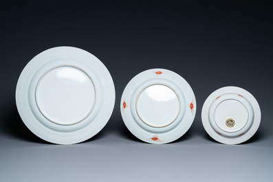 Six assiettes en porcelaine de Chine en bleu et blanc et famille rose et un bol en famille verte, Kangxi/Qianlong