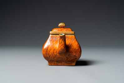 Une th&eacute;i&egrave;re couverte en porcelaine de Chine &agrave; d&eacute;cor faux-bois, marque de Qianlong, R&eacute;publique