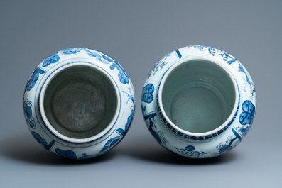 Trois grands vases en porcelaine de Chine en bleu et blanc, &eacute;poque Transition