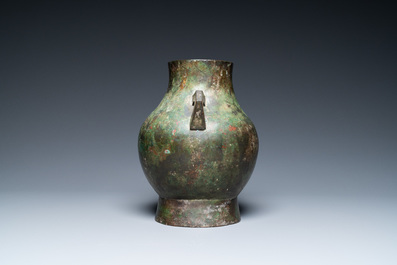 Een Chinese archa&iuml;sche bronzen 'hu' vaas met inscriptie, Ming