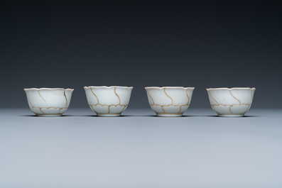 Quatre tasses et soucoupes et une verseuse couverte en porcelaine de Chine en rouge de fer et dor&eacute;, Yongzheng/Qianlong