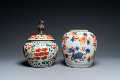A Chinese Imari-style jar and a wucai bowl and cover, Kangxi and Transitional period