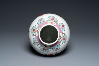 Een Chinese famille rose vaas met antiquiteiten, Qianlong