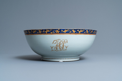 Un grand bol &agrave; punch et son plat en porcelaine de Chine d'exportation orn&eacute; d'un monogramme, Qianlong