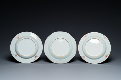 Huit assiettes en porcelaine de Chine famille rose et trois tasses en famille verte, Kangxi/Qianlong