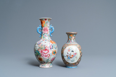 Twee Chinese famille rose vazen, Qianlong merken, Republiek