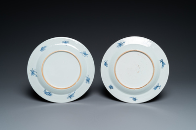 Une paire d'assiettes en porcelaine de Chine de style Imari &agrave; d&eacute;cor 'Dames au Parasol', Qianlong