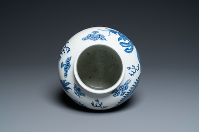 Een Chinese blauw-witte 'draken' vaas, 19e eeuw