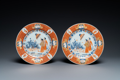 Une paire d'assiettes en porcelaine de Chine de style Imari &agrave; d&eacute;cor 'Dames au Parasol', Qianlong