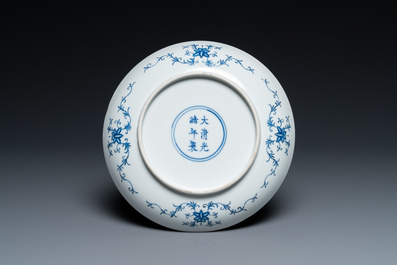 Une assiette d'anniversaire en porcelaine de Chine famille rose, marque et &eacute;poque de Guangxu