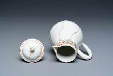 Quatre tasses et soucoupes et une verseuse couverte en porcelaine de Chine en rouge de fer et dor&eacute;, Yongzheng/Qianlong