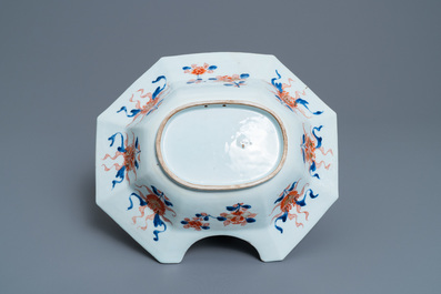 A Chinese octagonal Imari-style shaving basin, Kangxi