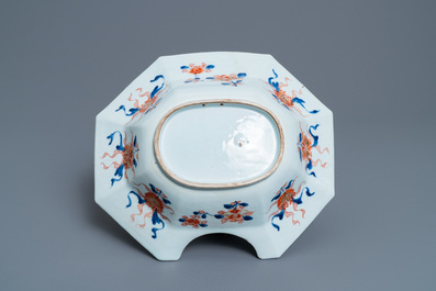 Un plat &agrave; barbe de forme octagonale en porcelaine de Chine de style Imari, Kangxi