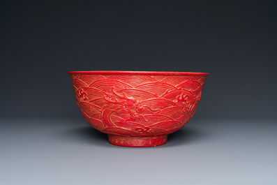 Een Chinese faux-lakwerk porseleinen 'draken' kom, Qianlong merk, Republiek