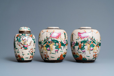 Une paire de pots et un pot couvert en porcelaine de Chine dite 'de Nankin' famille rose, 19&egrave;me