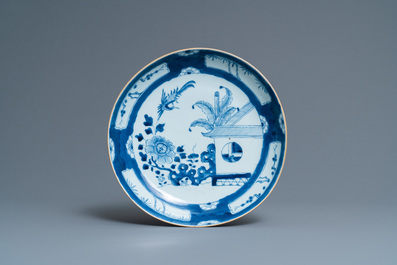 Quinze assiettes et trois plats en porcelaine de Chine en bleu et blanc, Qianlong
