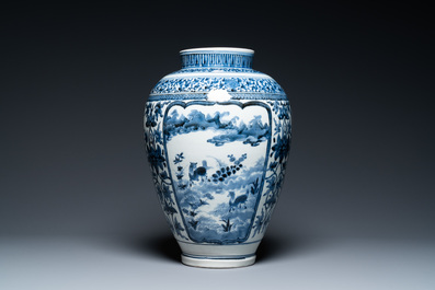 Un vase en porcelaine Arita de Japon en bleu et blanc figurant un tigre, 17&egrave;me