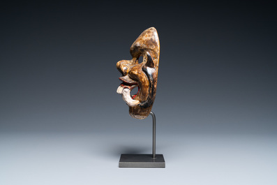 Un masque en bois sculpt&eacute; et polychrom&eacute;, Java, Indonesie, 19&egrave;me