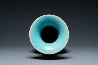 Un vase en porcelaine de Chine famille rose &agrave; fond bleu &agrave; d&eacute;cor 'bajixiang', 19&egrave;me